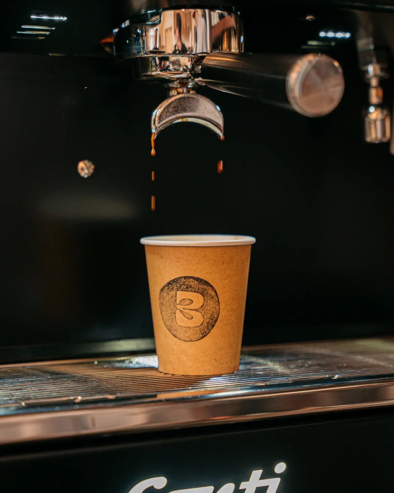 Espresso pulling into a kraft cup with the Blend stamp